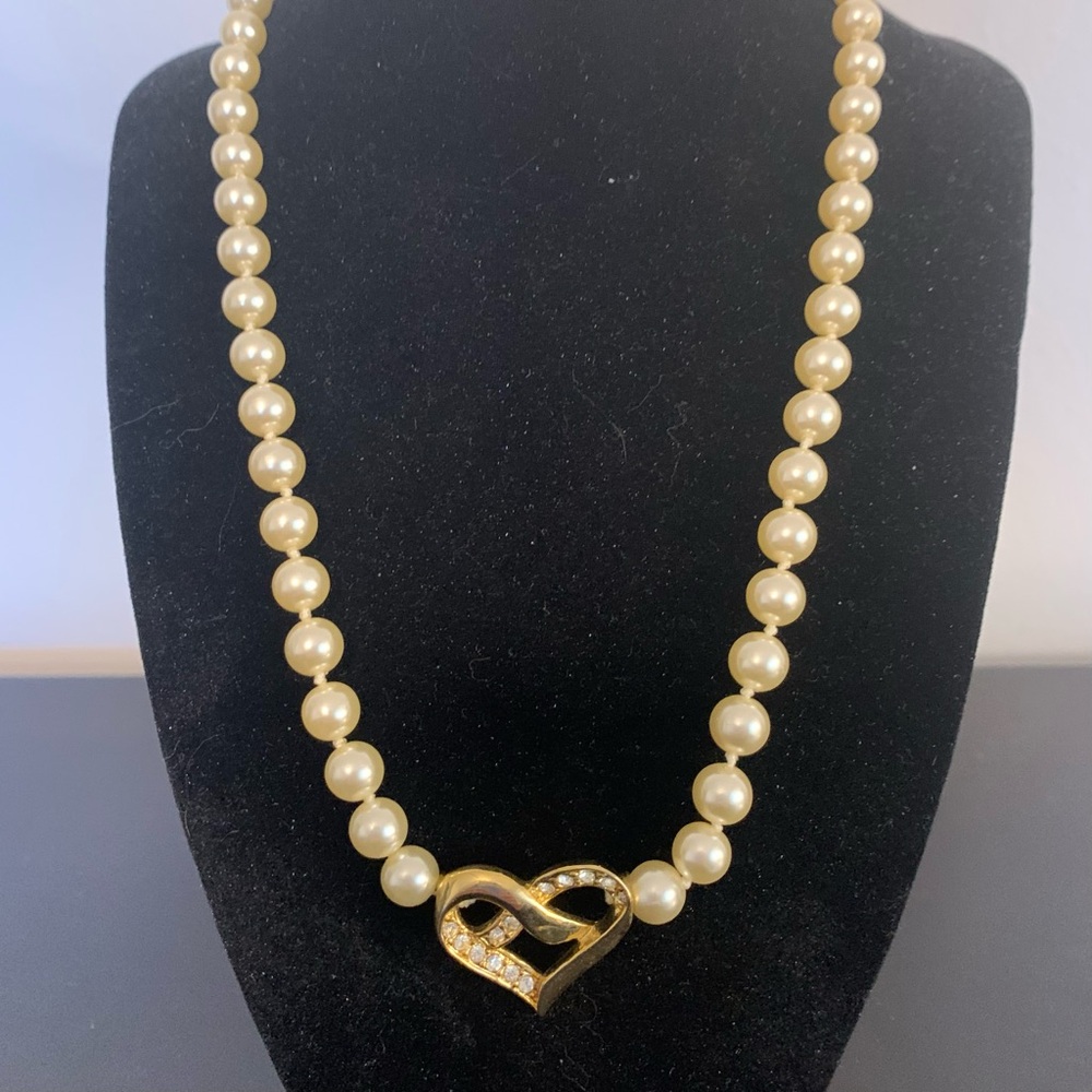 Vintage Elegant Pearl Necklace with Gold Heart Pendant